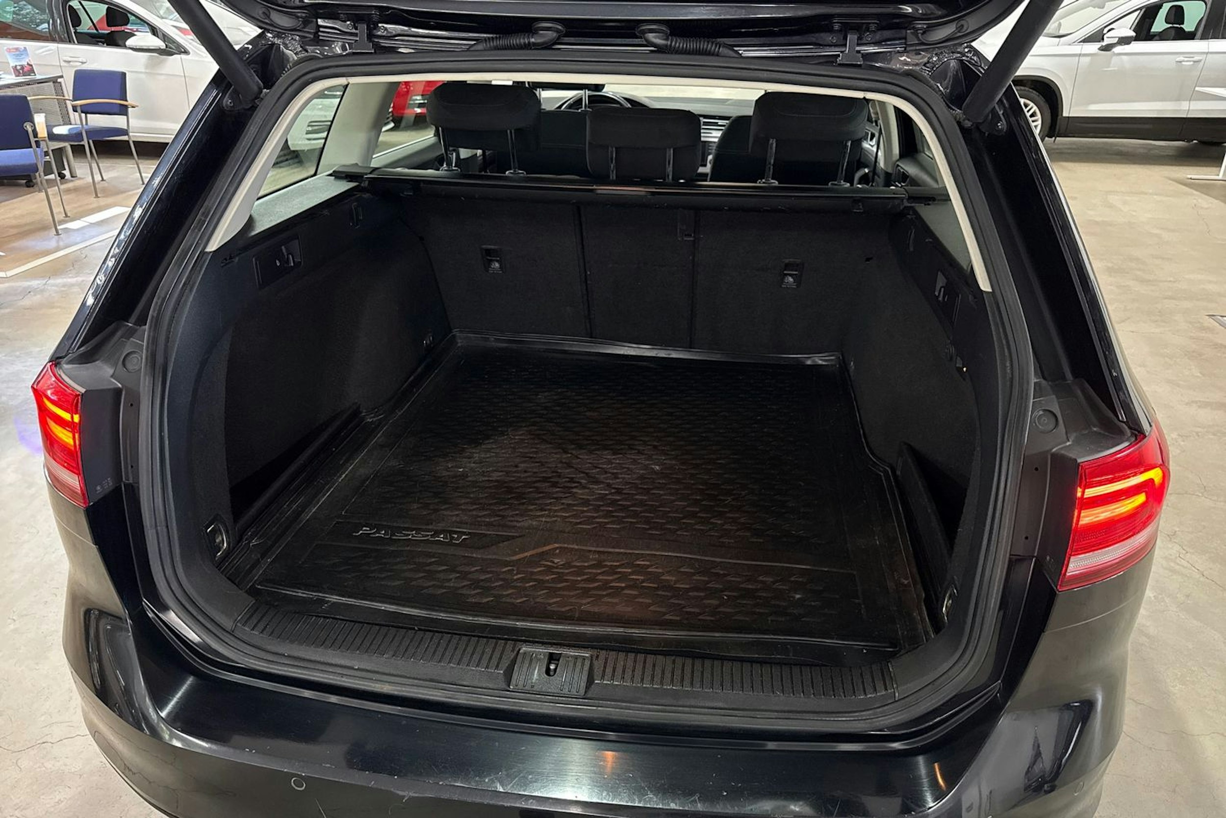 Musta Volkswagen PASSAT 2017 kuva 14.