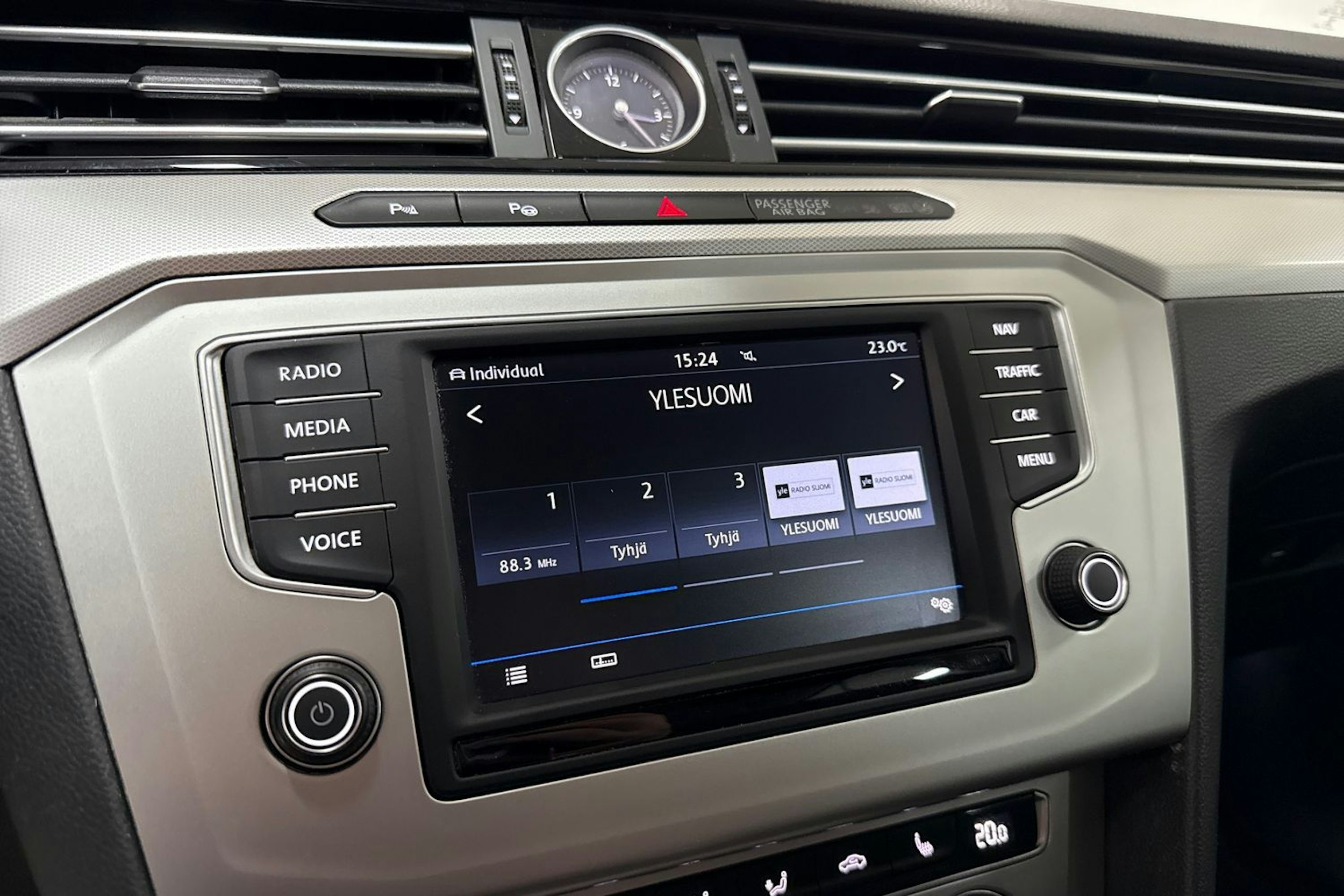 Musta Volkswagen PASSAT 2017 kuva 22.