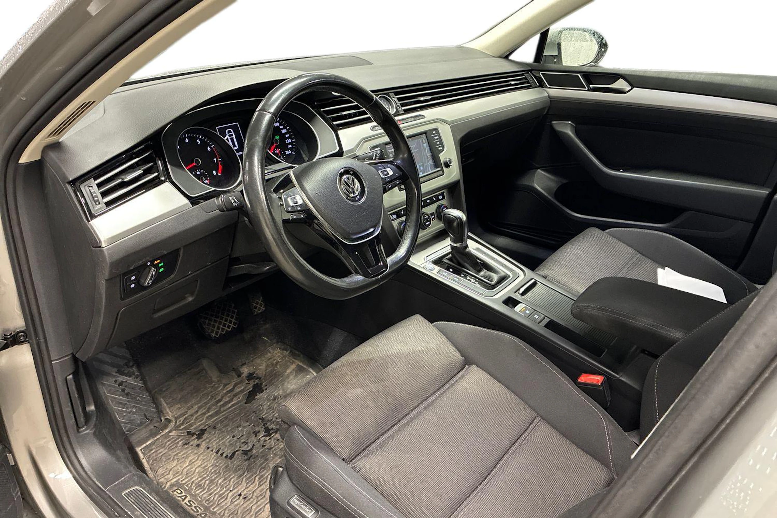harmaa Volkswagen Passat 2017 kuva 3.