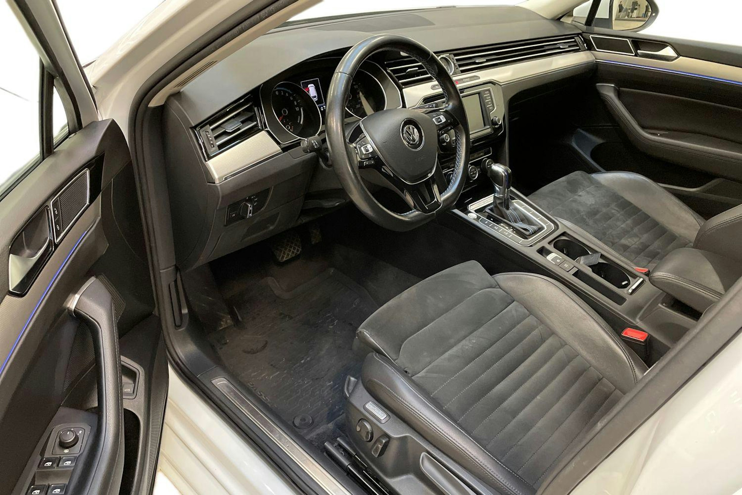 valkoinen Volkswagen Passat 2017 kuva 6.