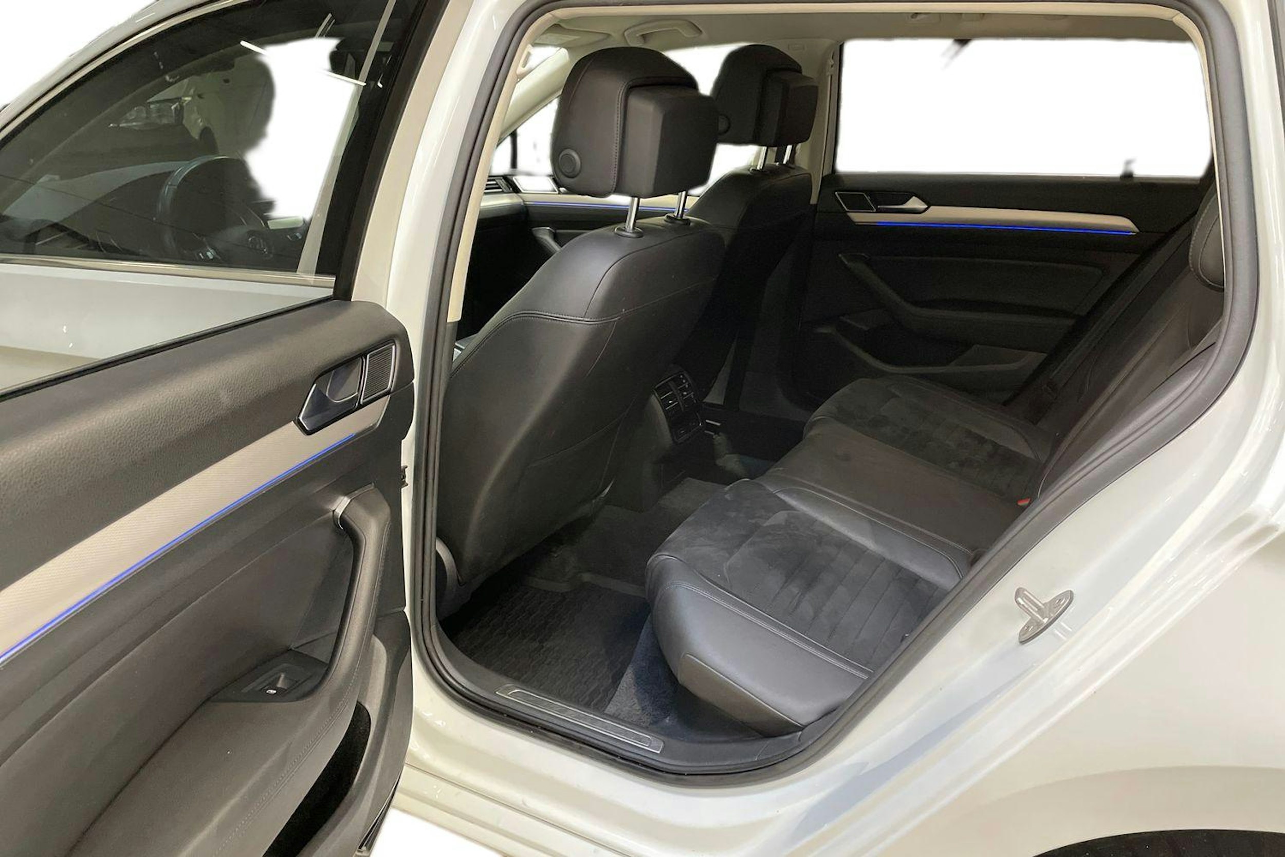 valkoinen Volkswagen Passat 2017 kuva 8.