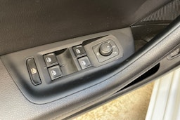 valkoinen Volkswagen Passat 2017 kuva 18.