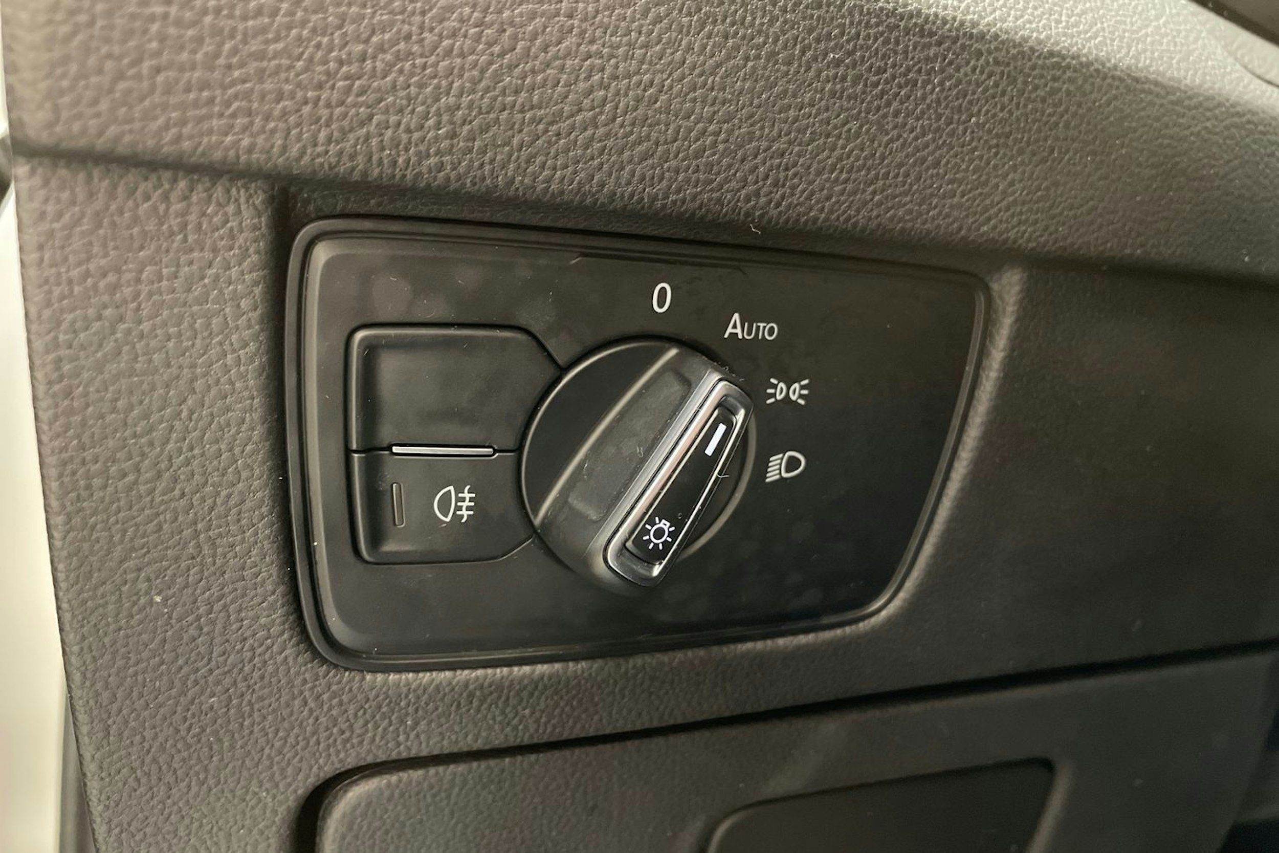 valkoinen Volkswagen Passat 2017 kuva 19.