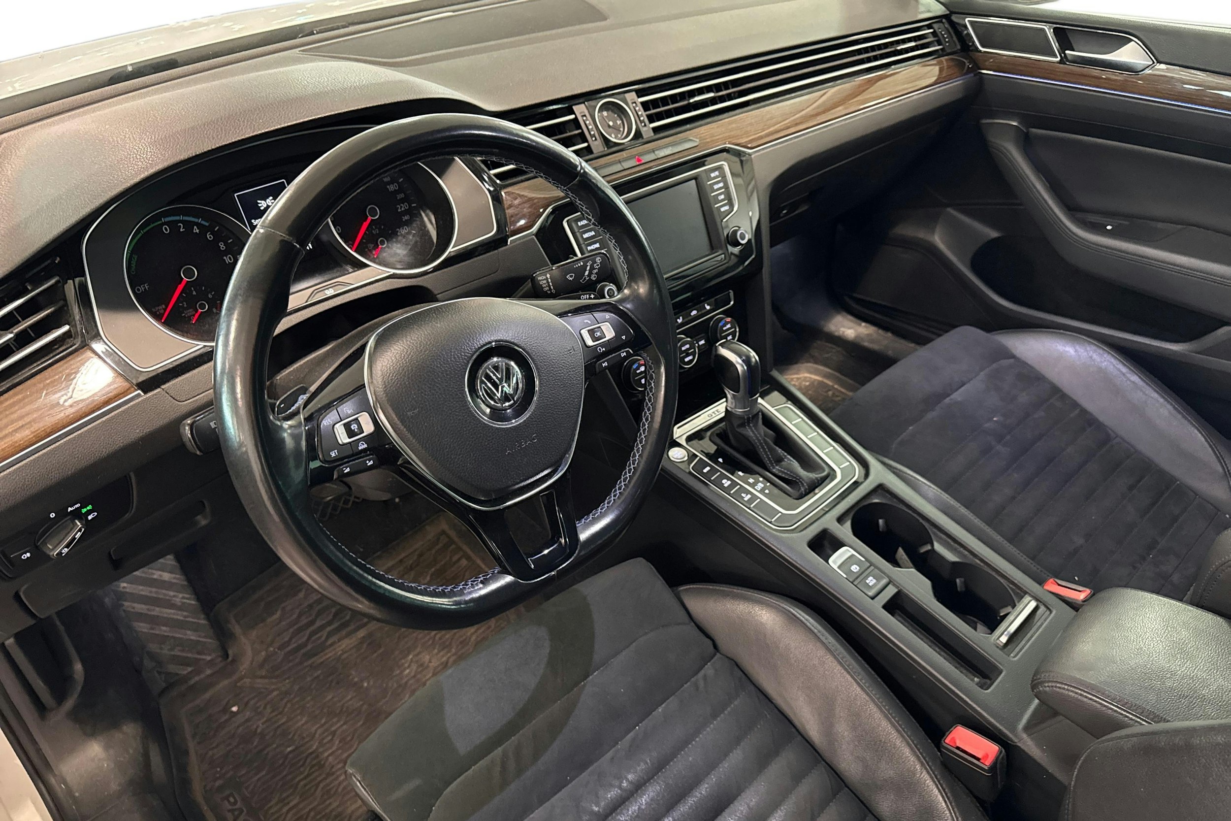 valkoinen Volkswagen Passat 2017 kuva 3.