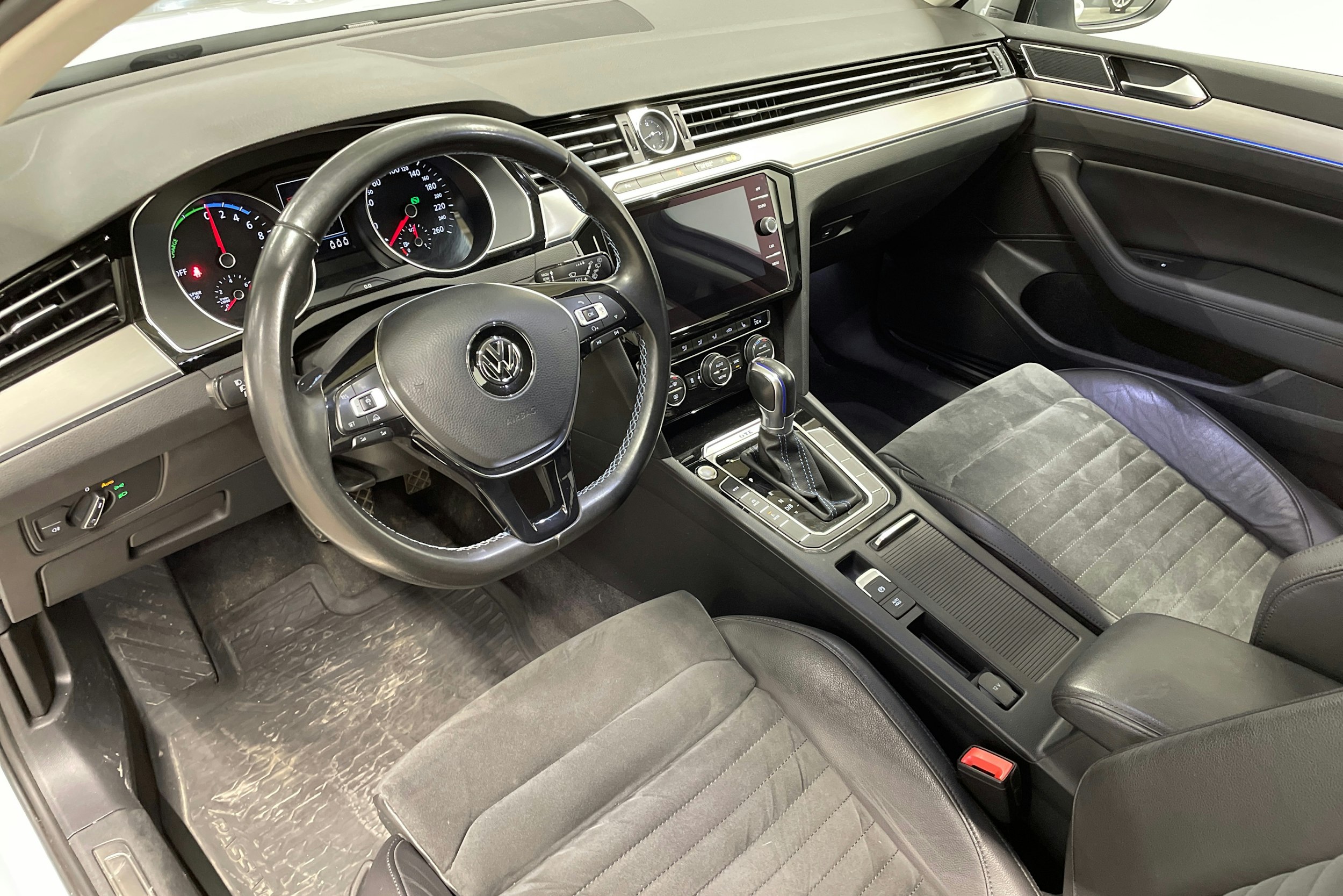 valkoinen Volkswagen Passat 2018 kuva 6.