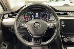 valkoinen Volkswagen Passat 2018 kuva 12.