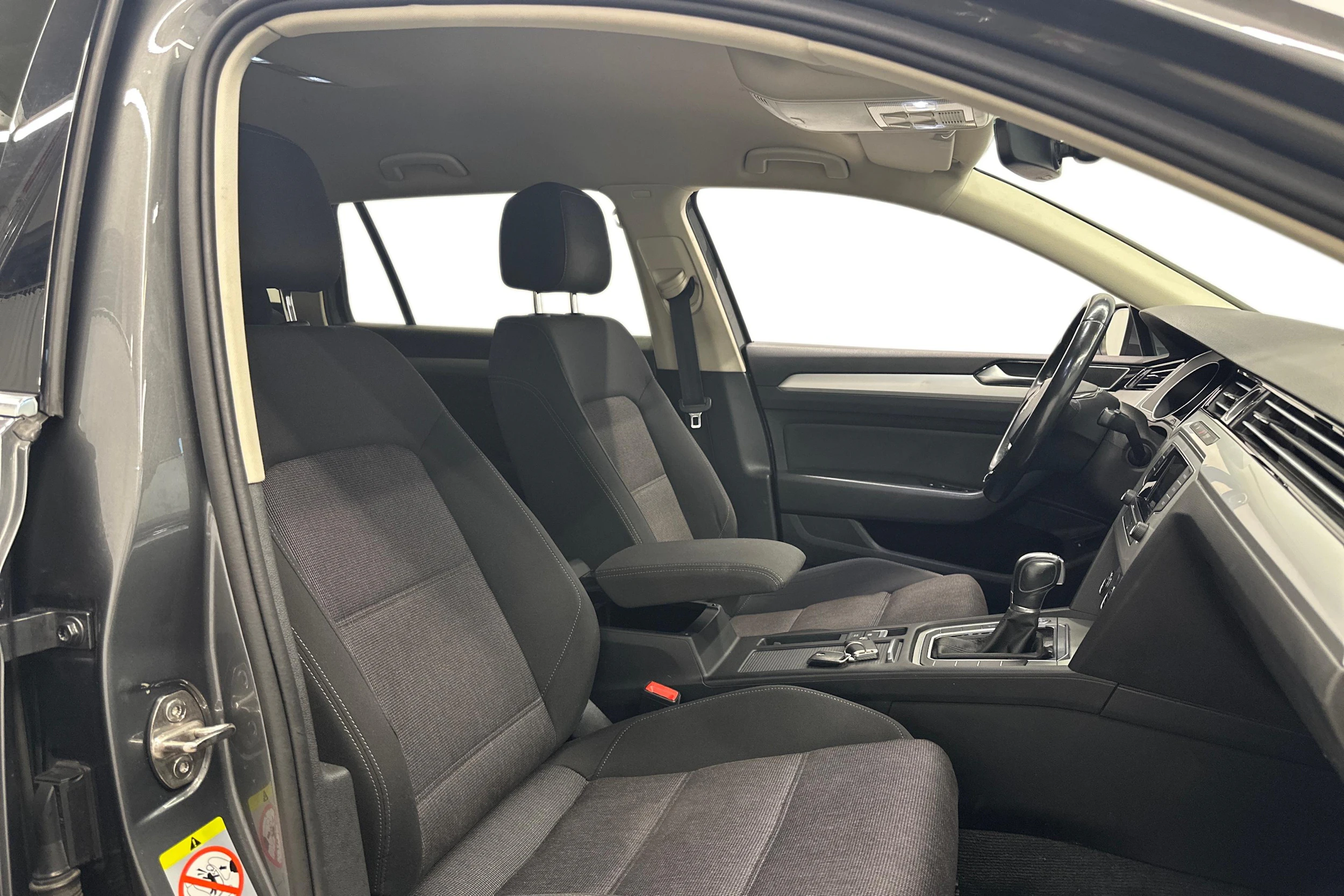 met. harmaa Volkswagen Passat 2017 kuva 9.