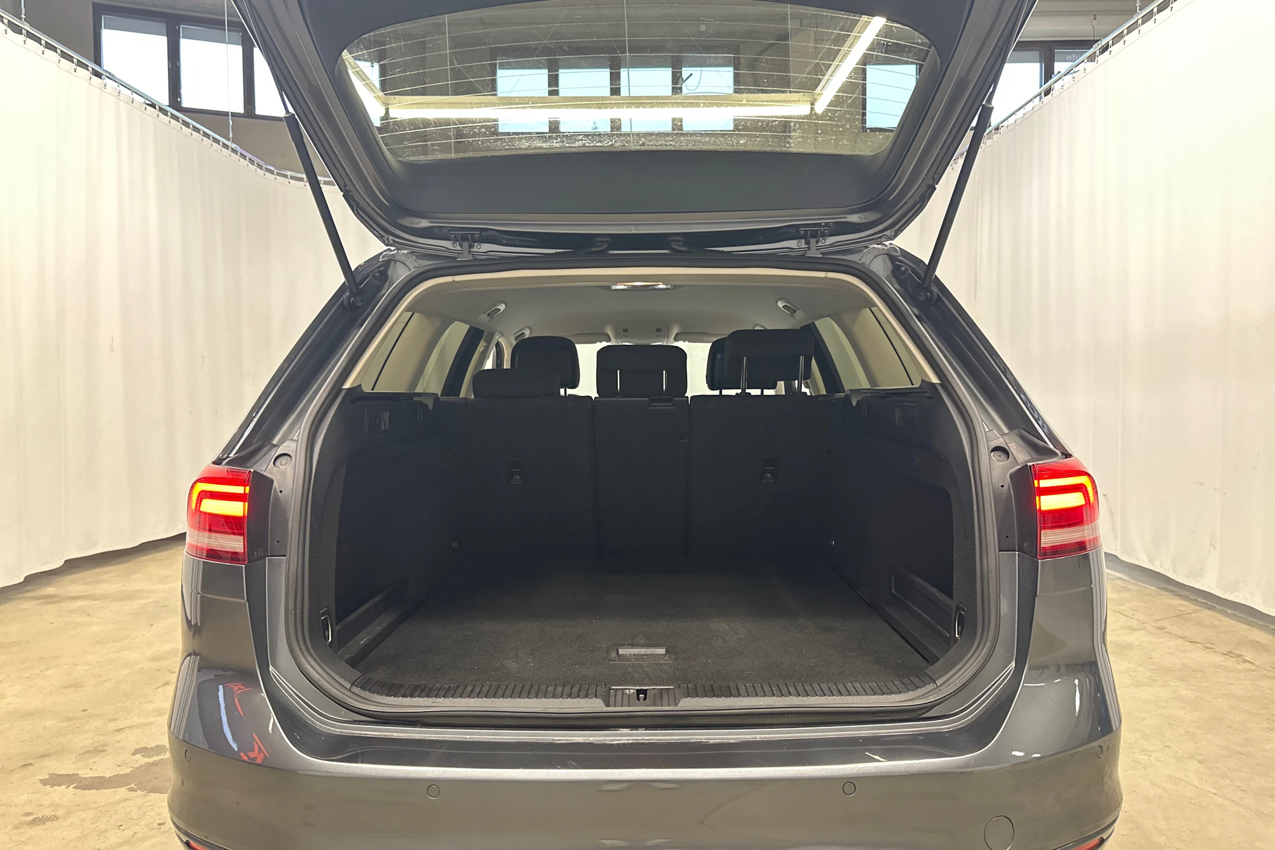 met. harmaa Volkswagen Passat 2017 kuva 29.
