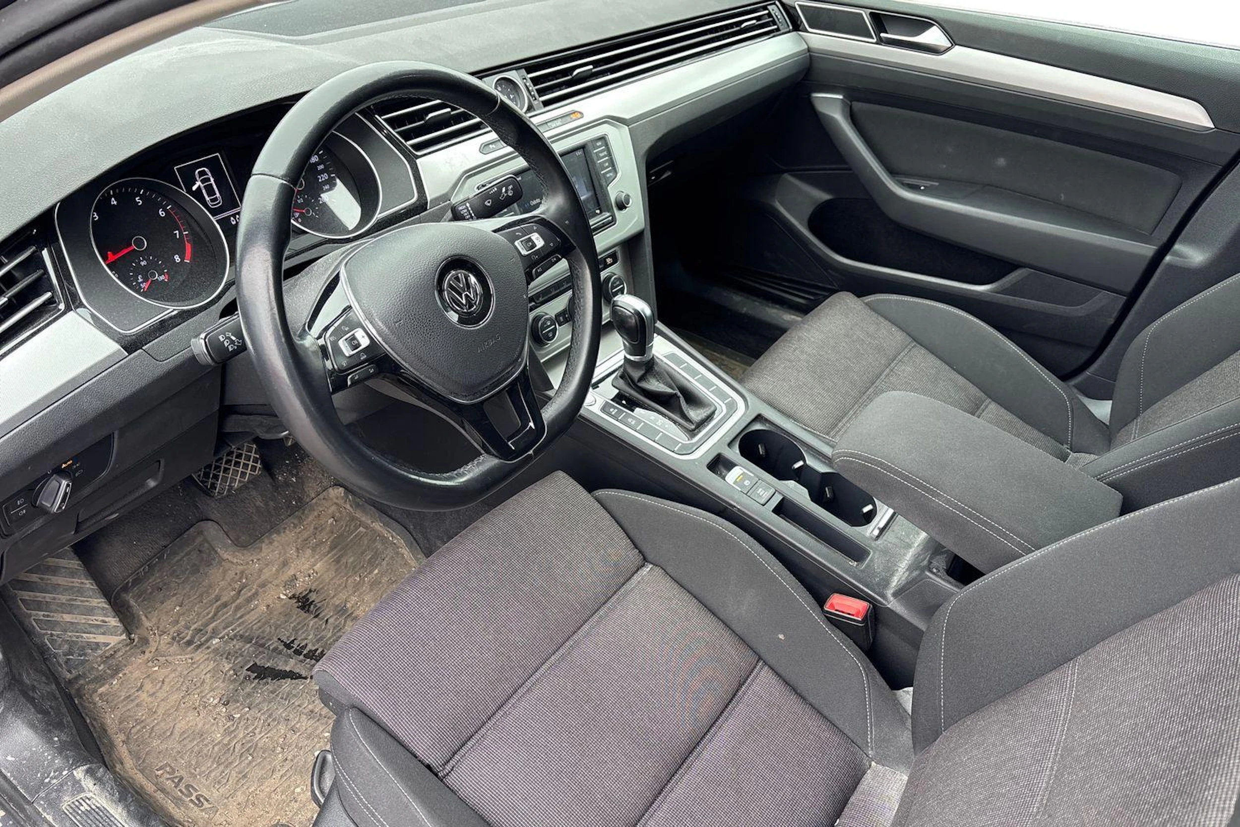 harmaa Volkswagen Passat 2017 kuva 3.