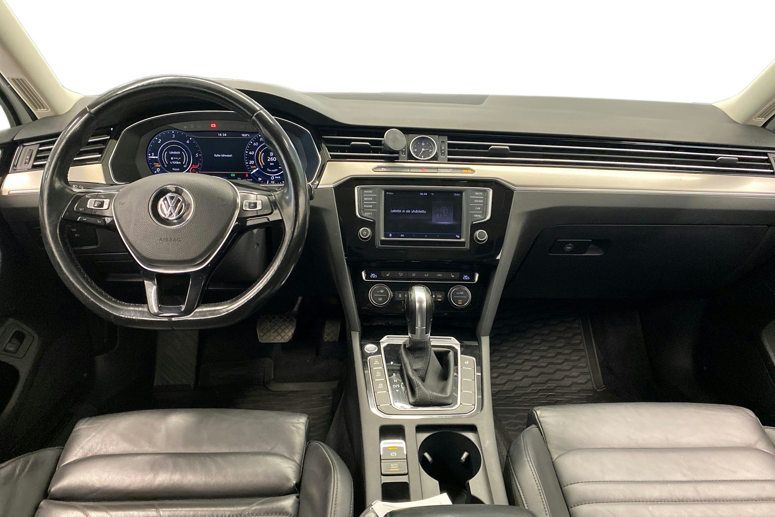 valkoinen Volkswagen Passat 2017 kuva 9.