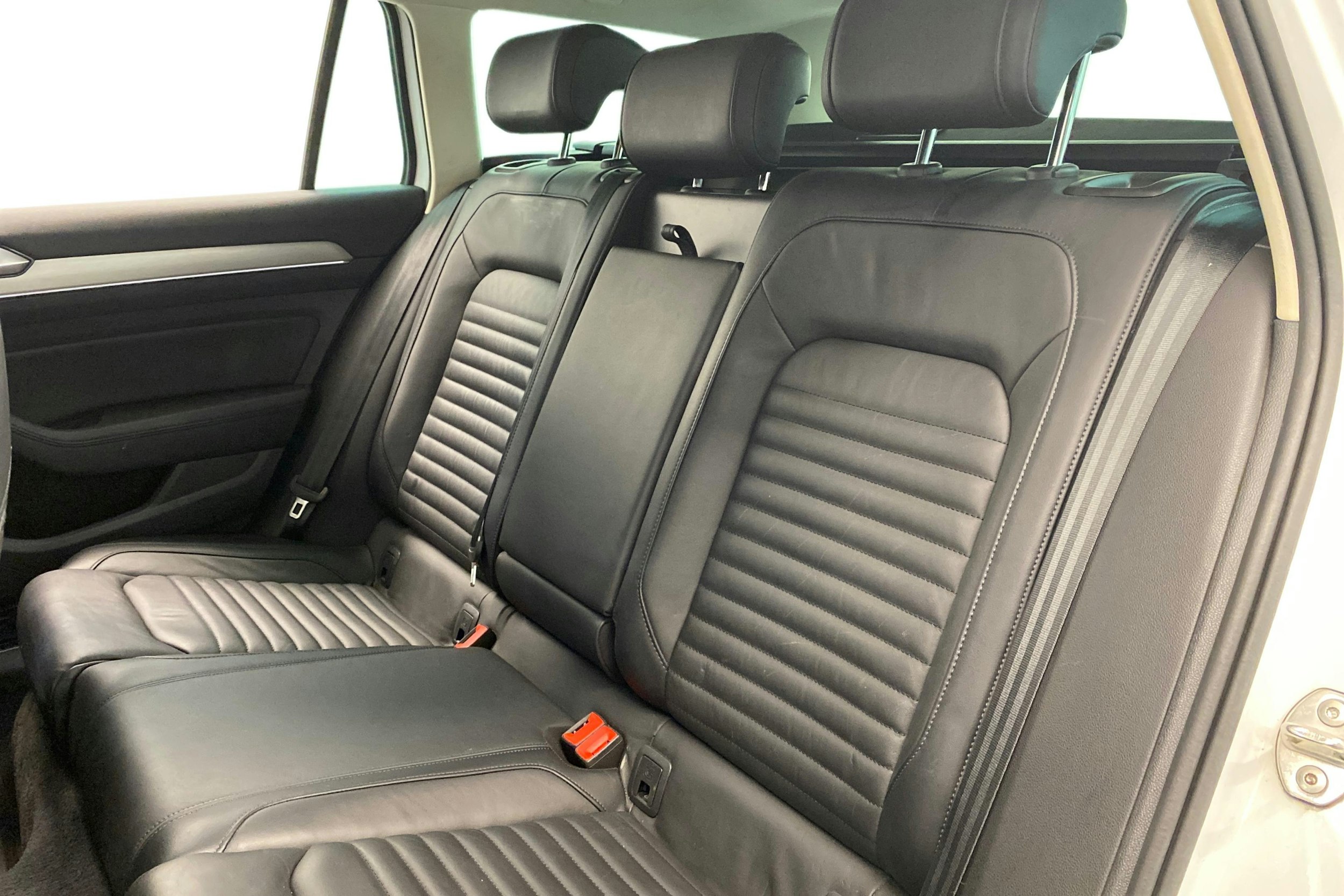 valkoinen Volkswagen Passat 2017 kuva 10.