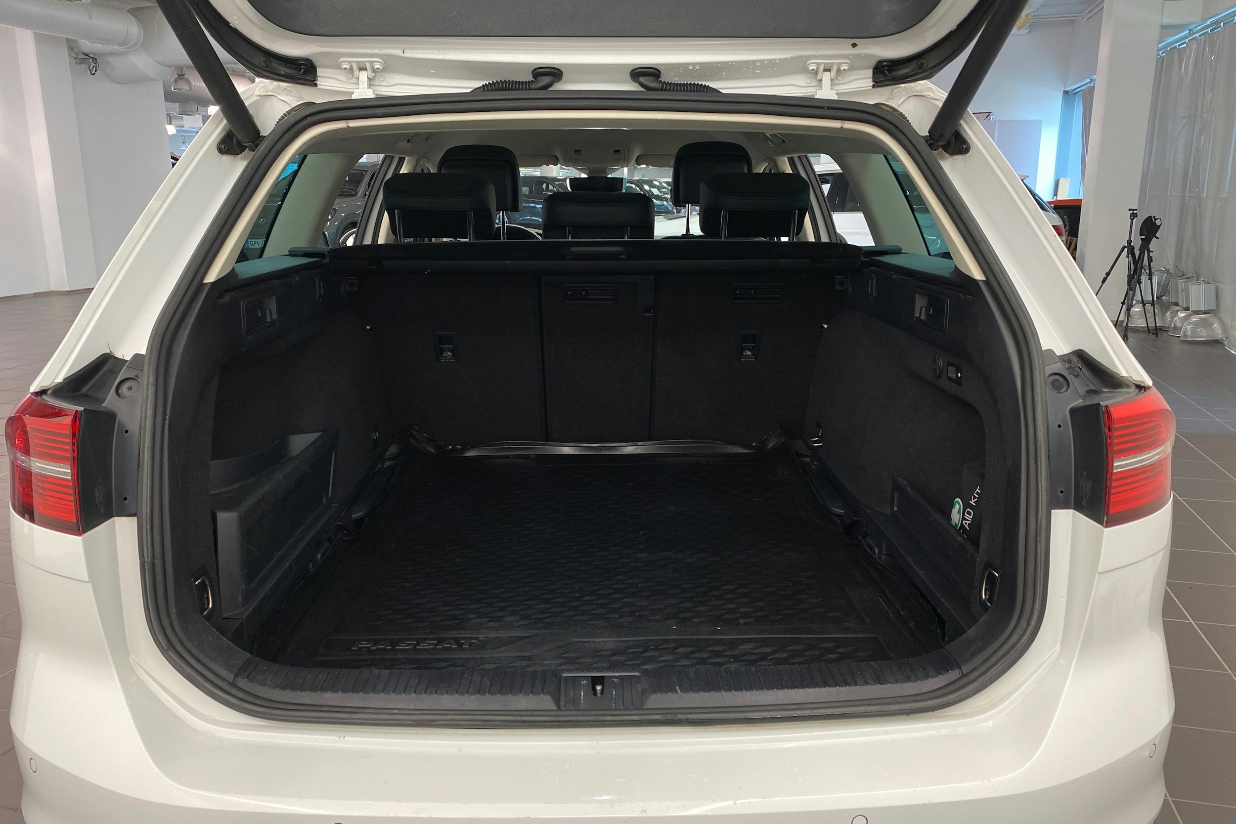 valkoinen Volkswagen Passat 2017 kuva 14.