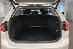 valkoinen Volkswagen Passat 2017 kuva 14.