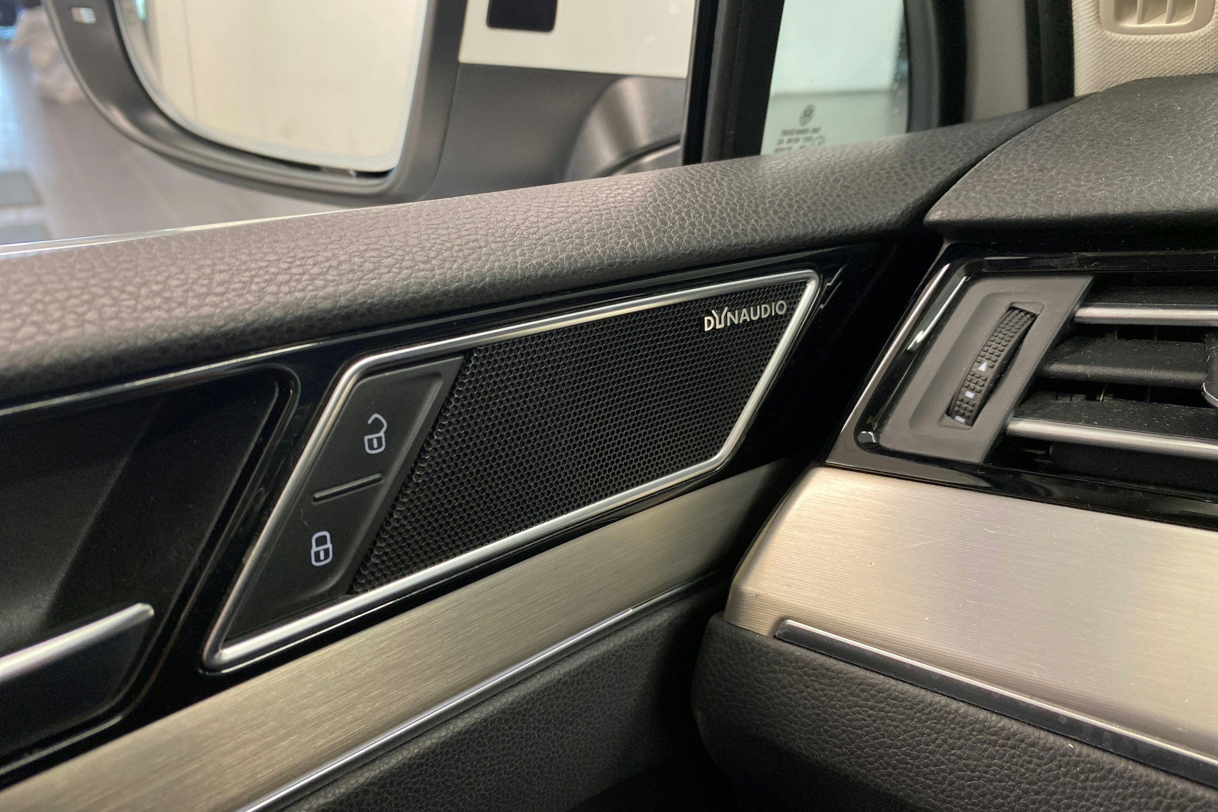valkoinen Volkswagen Passat 2017 kuva 21.