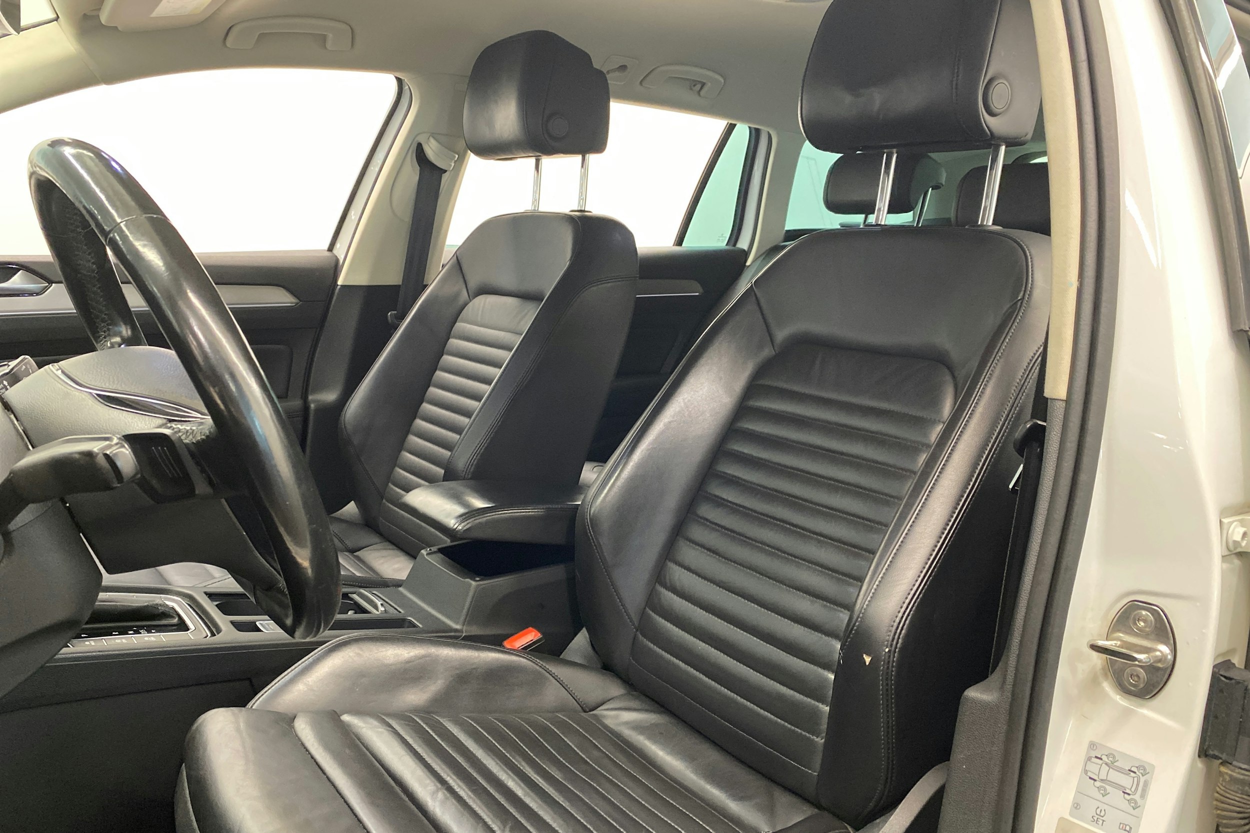 valkoinen Volkswagen Passat 2017 kuva 22.