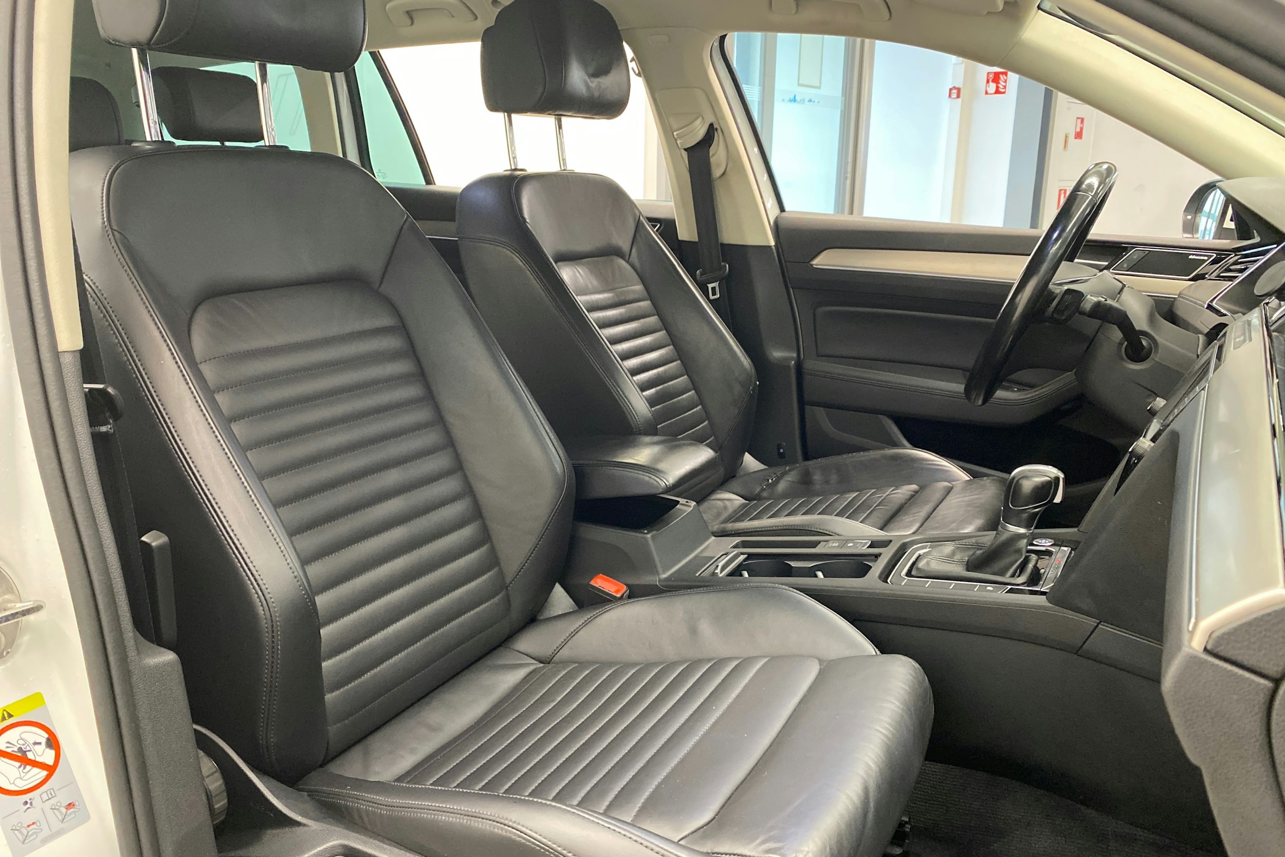 valkoinen Volkswagen Passat 2017 kuva 23.
