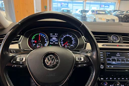 valkoinen Volkswagen Passat 2017 kuva 6.