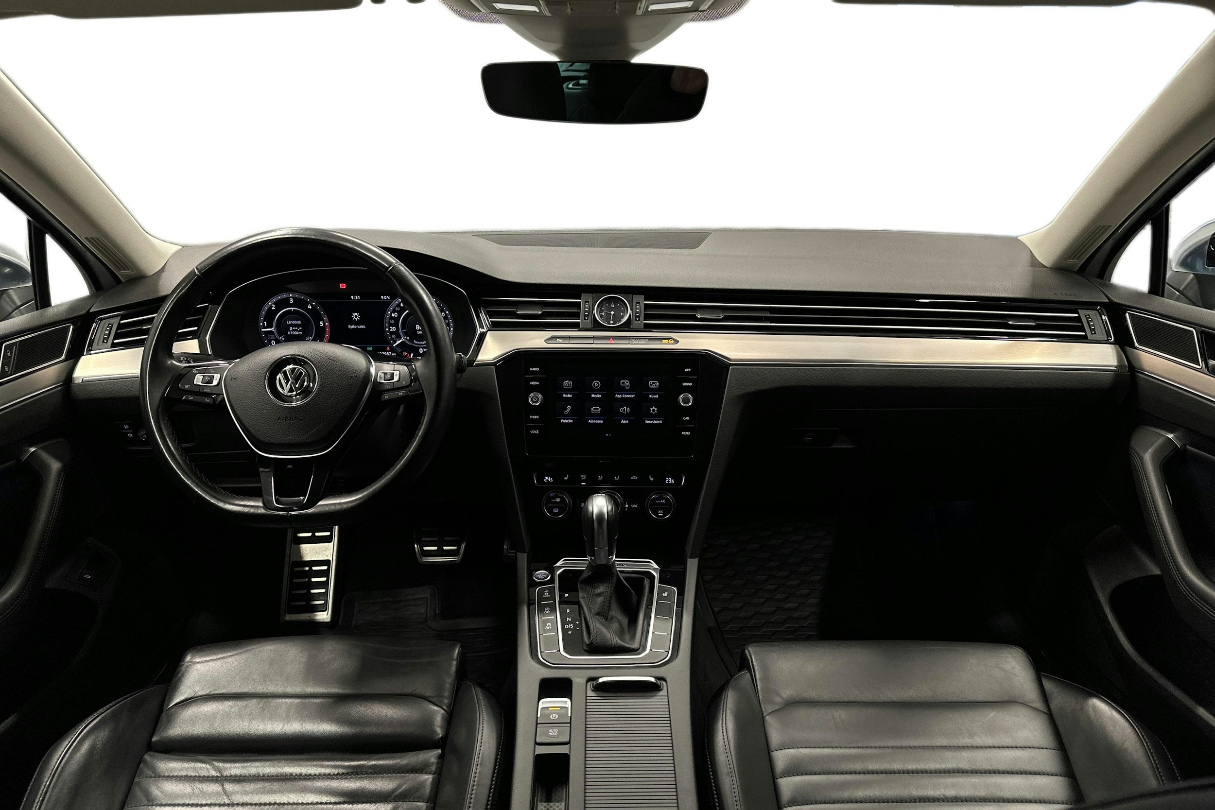 valkoinen Volkswagen Passat 2018 kuva 9.