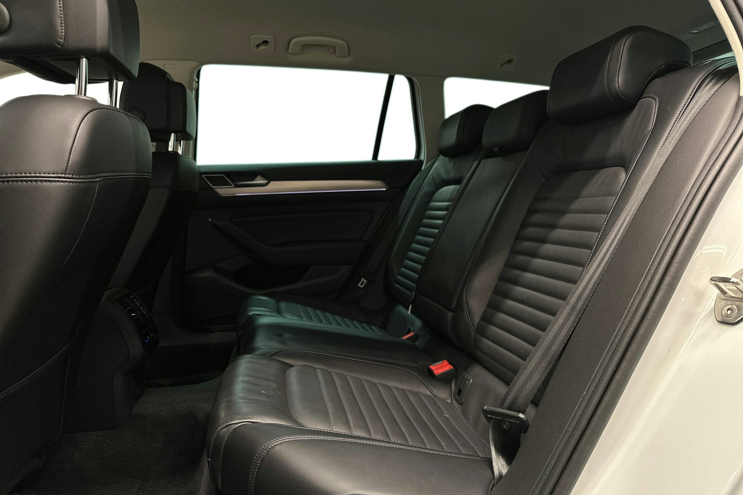 valkoinen Volkswagen Passat 2018 kuva 10.