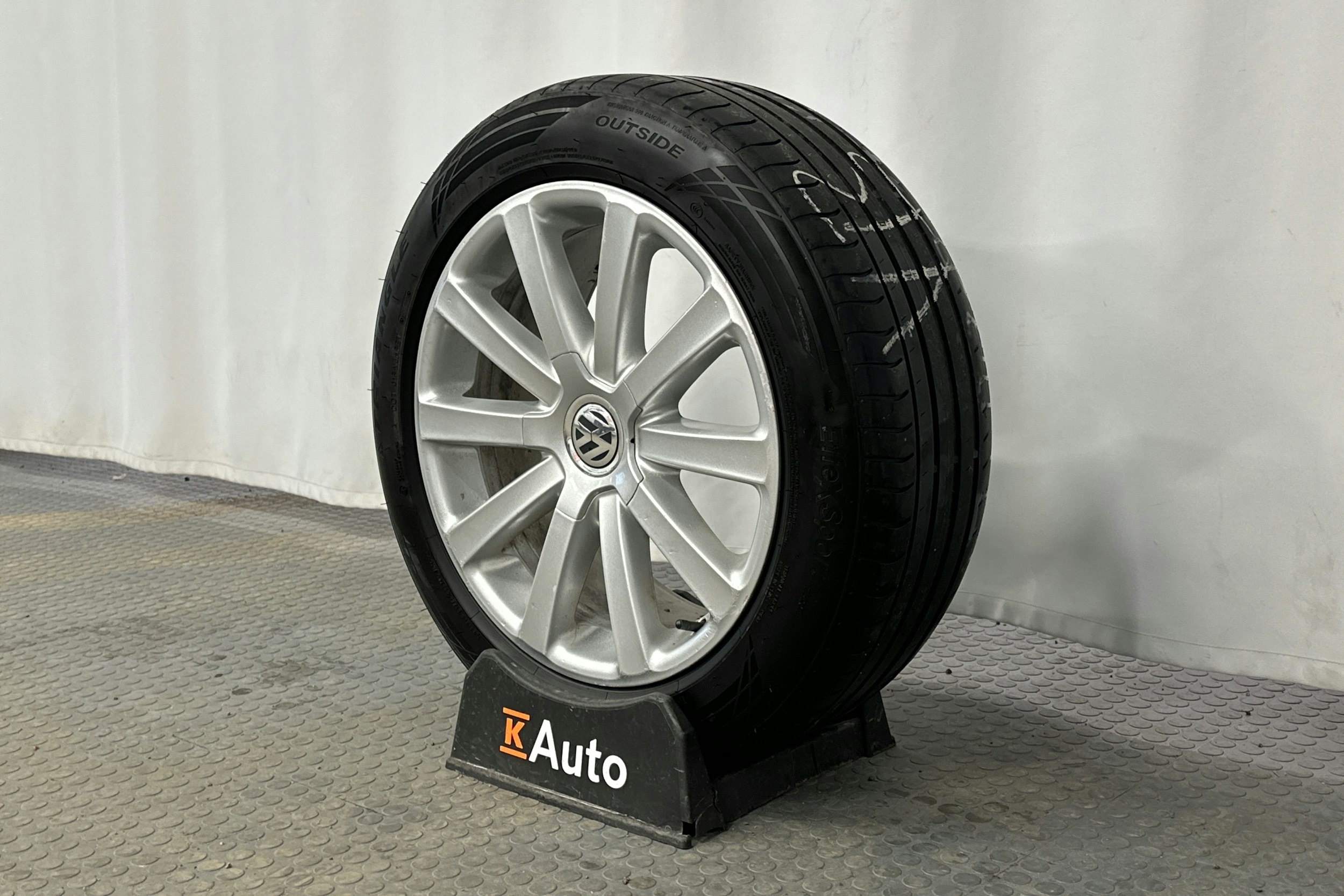 valkoinen Volkswagen Passat 2018 kuva 13.