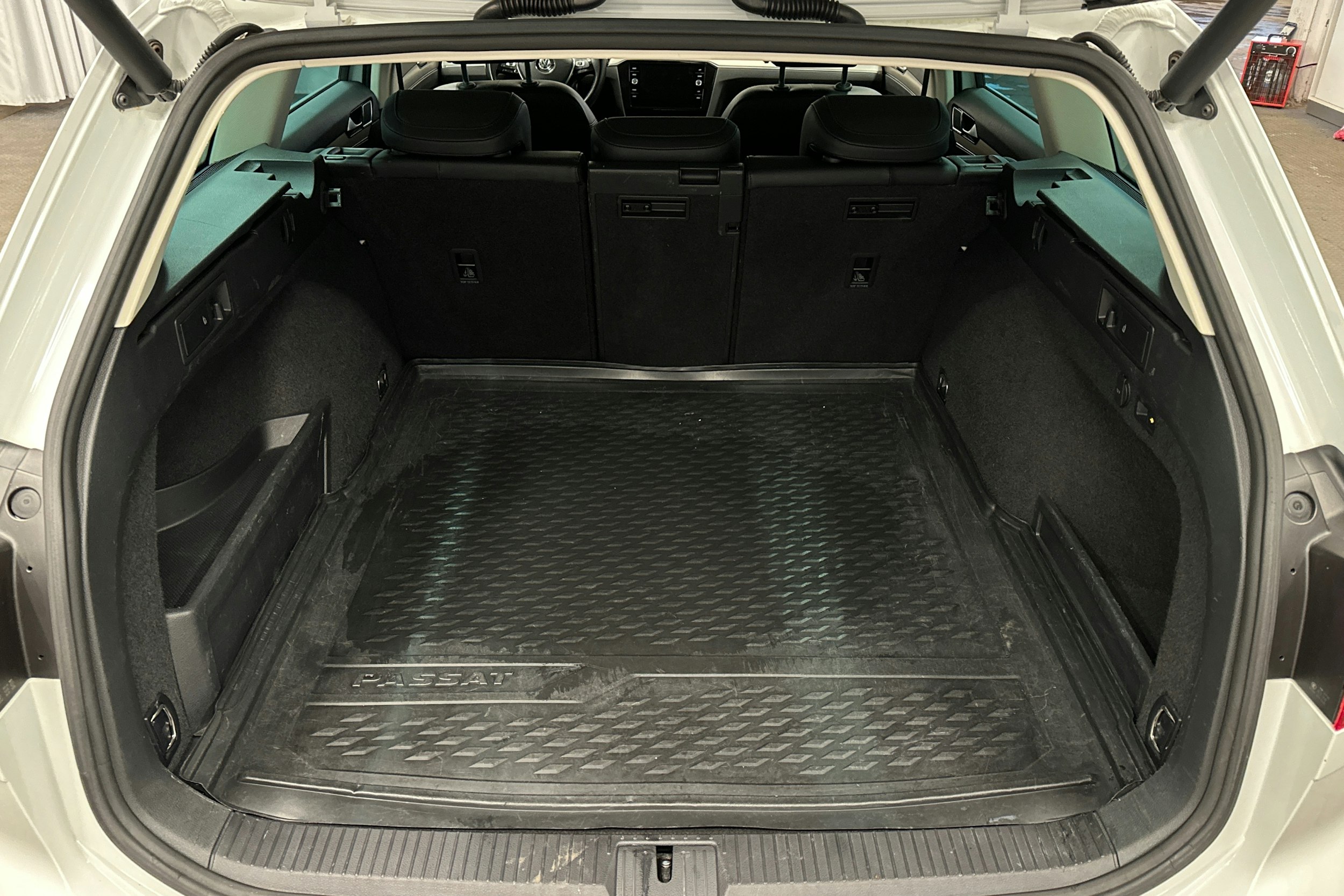 valkoinen Volkswagen Passat 2018 kuva 14.