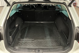 valkoinen Volkswagen Passat 2018 kuva 14.