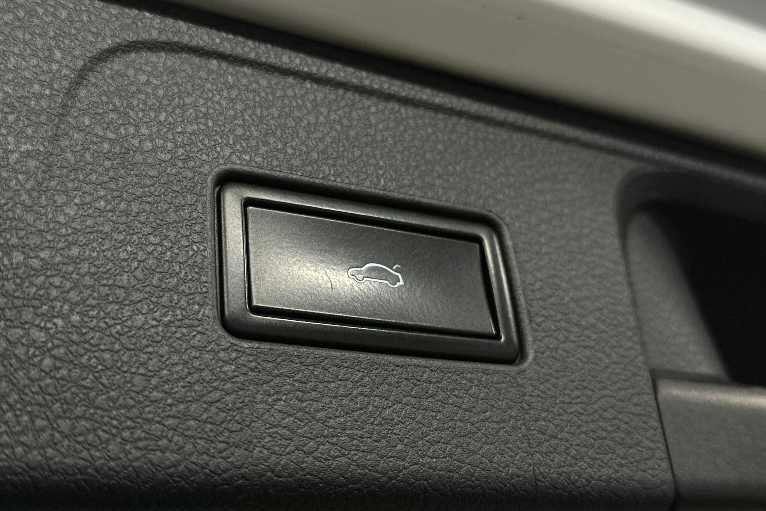 valkoinen Volkswagen Passat 2018 kuva 15.