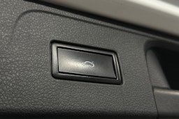 valkoinen Volkswagen Passat 2018 kuva 15.