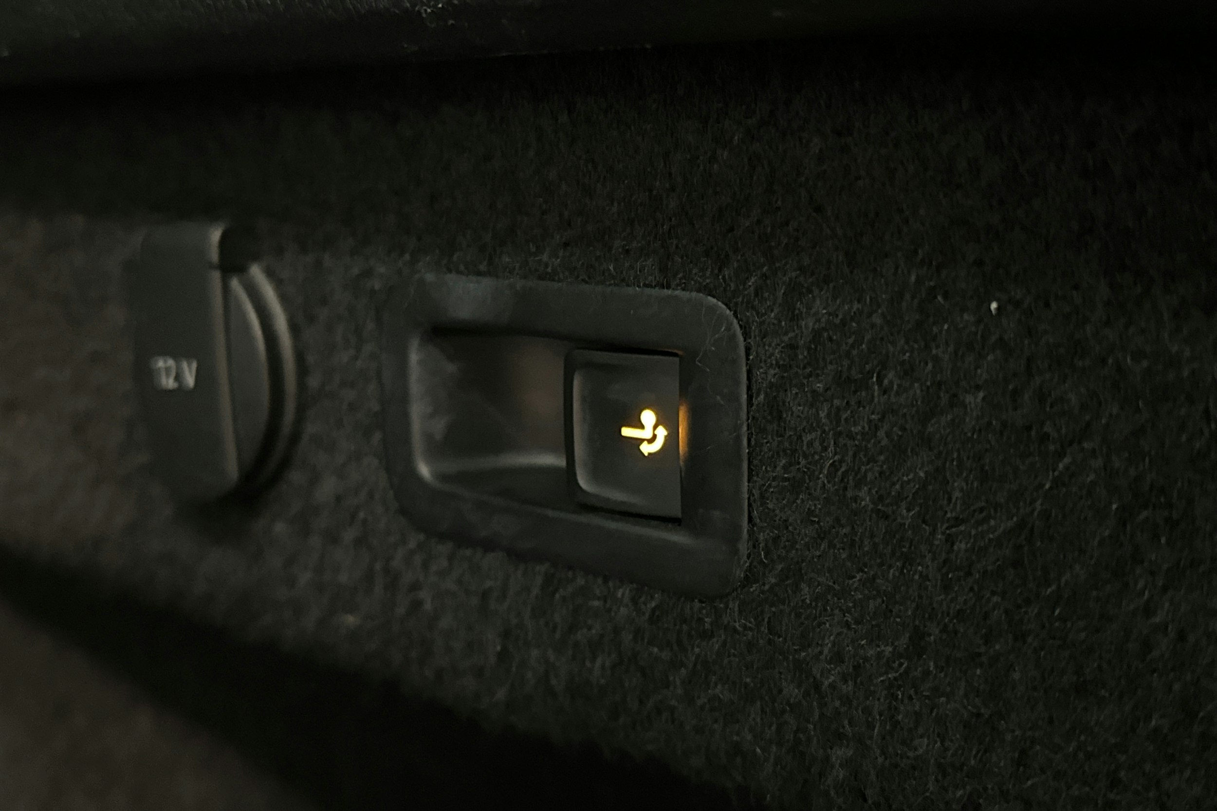 valkoinen Volkswagen Passat 2018 kuva 16.