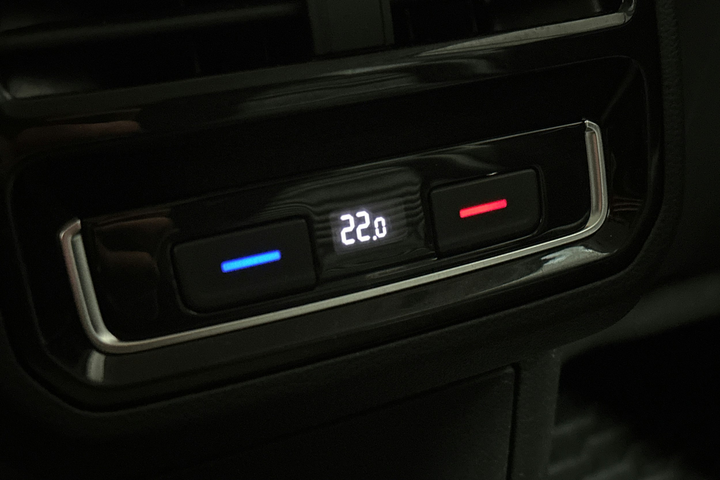 valkoinen Volkswagen Passat 2018 kuva 17.