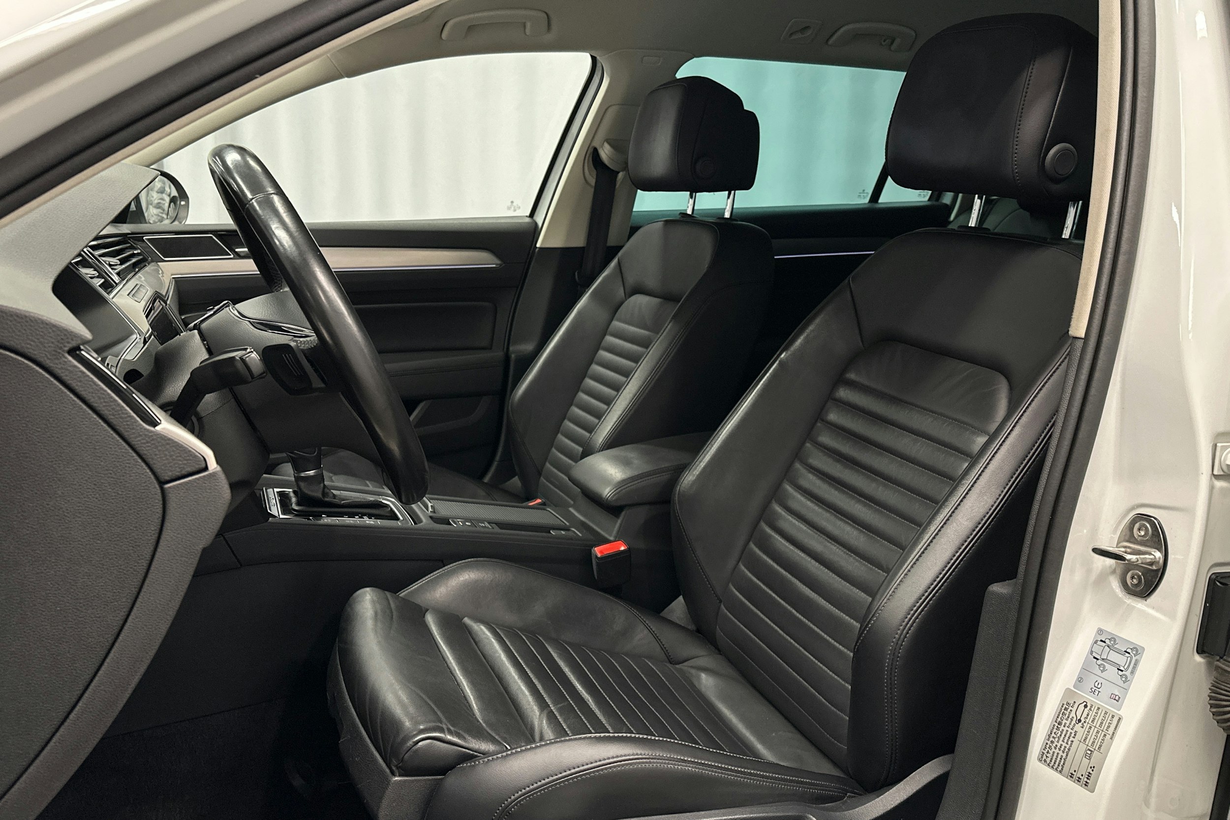 valkoinen Volkswagen Passat 2018 kuva 18.