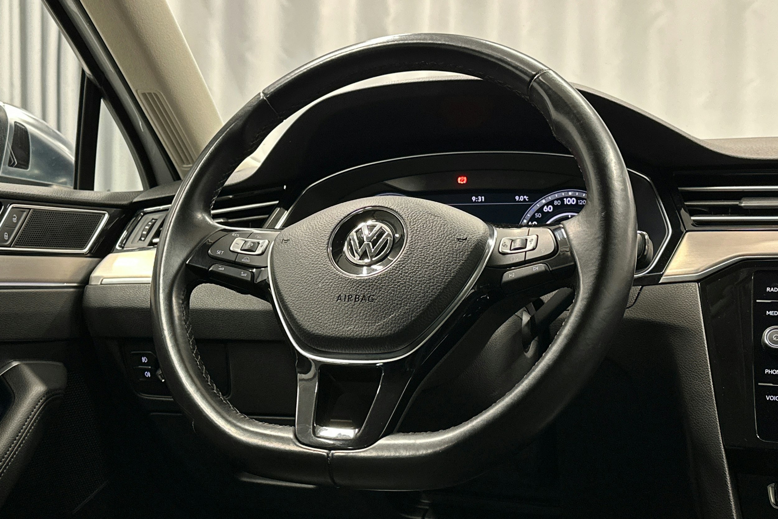 valkoinen Volkswagen Passat 2018 kuva 19.