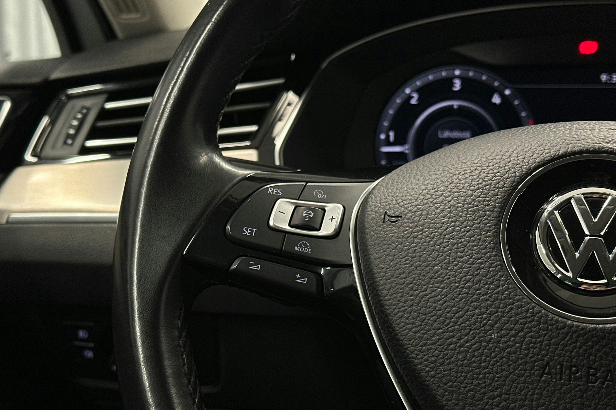 valkoinen Volkswagen Passat 2018 kuva 20.