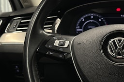 valkoinen Volkswagen Passat 2018 kuva 20.