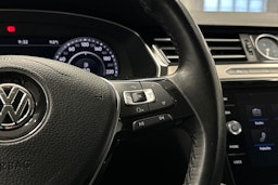 valkoinen Volkswagen Passat 2018 kuva 21.