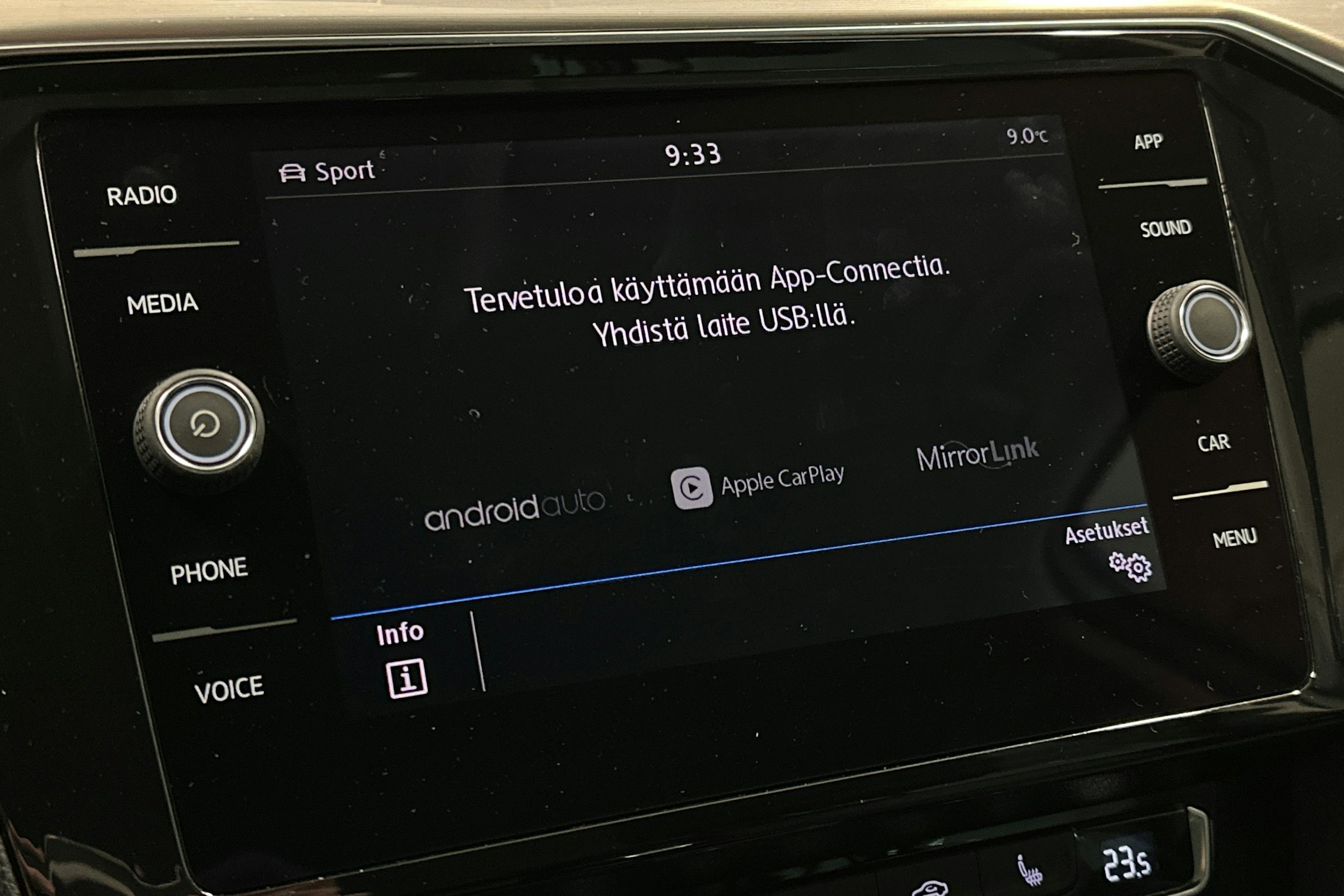 valkoinen Volkswagen Passat 2018 kuva 23.