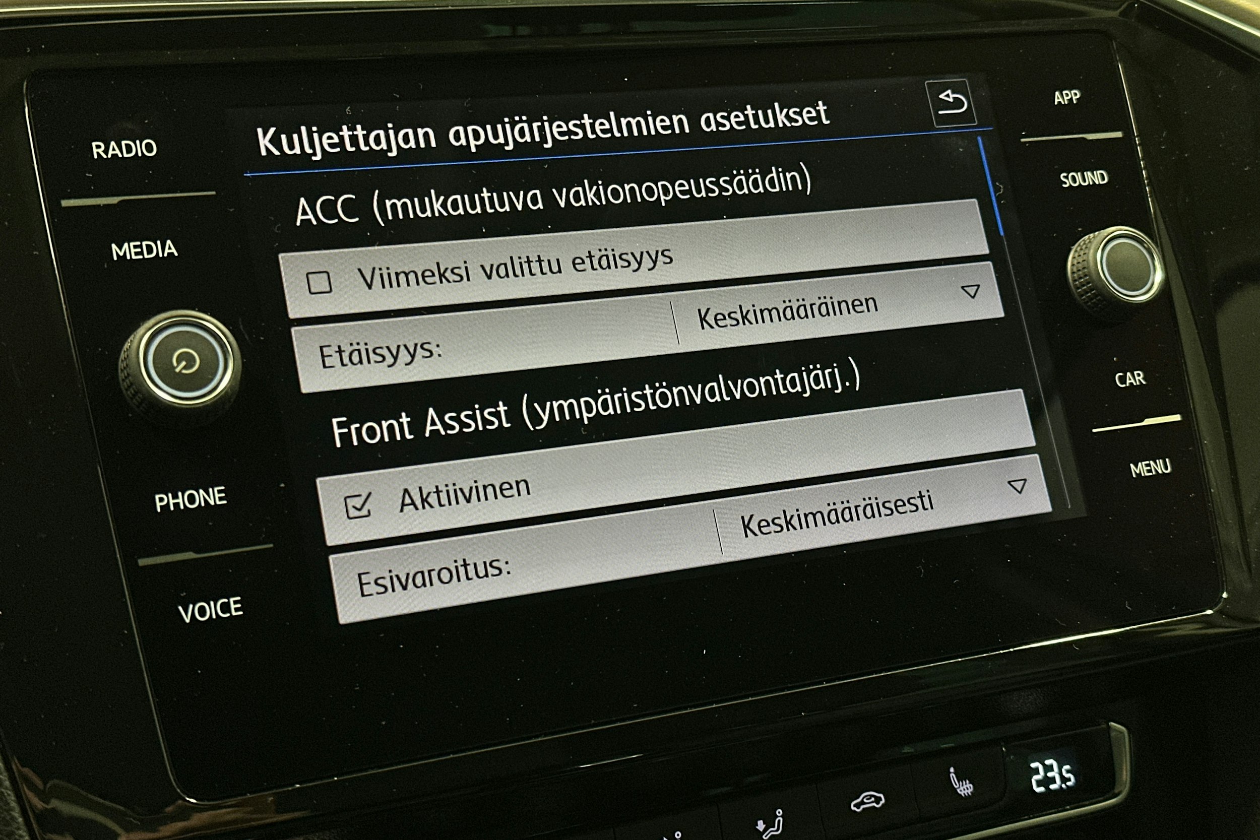 valkoinen Volkswagen Passat 2018 kuva 24.