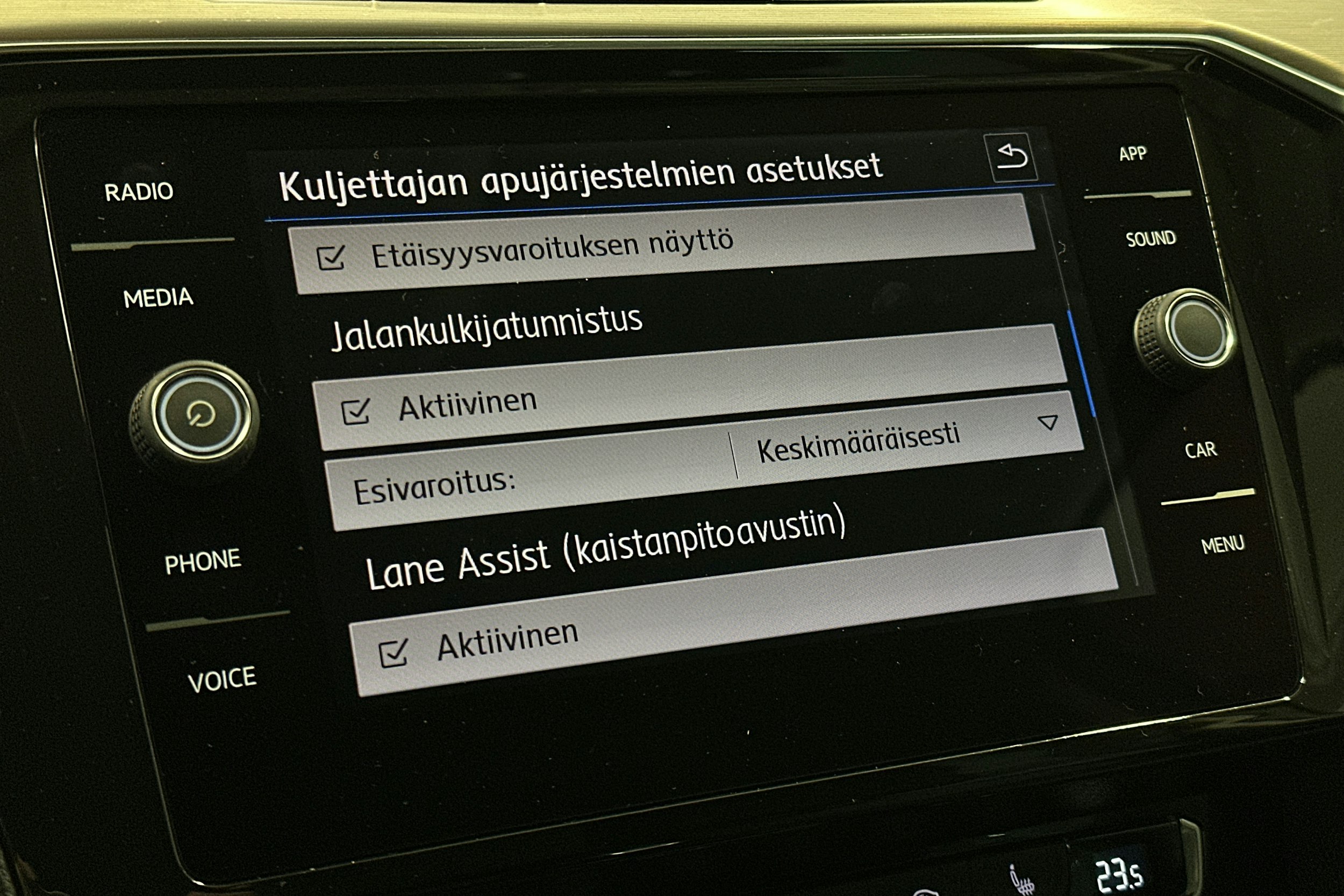 valkoinen Volkswagen Passat 2018 kuva 25.