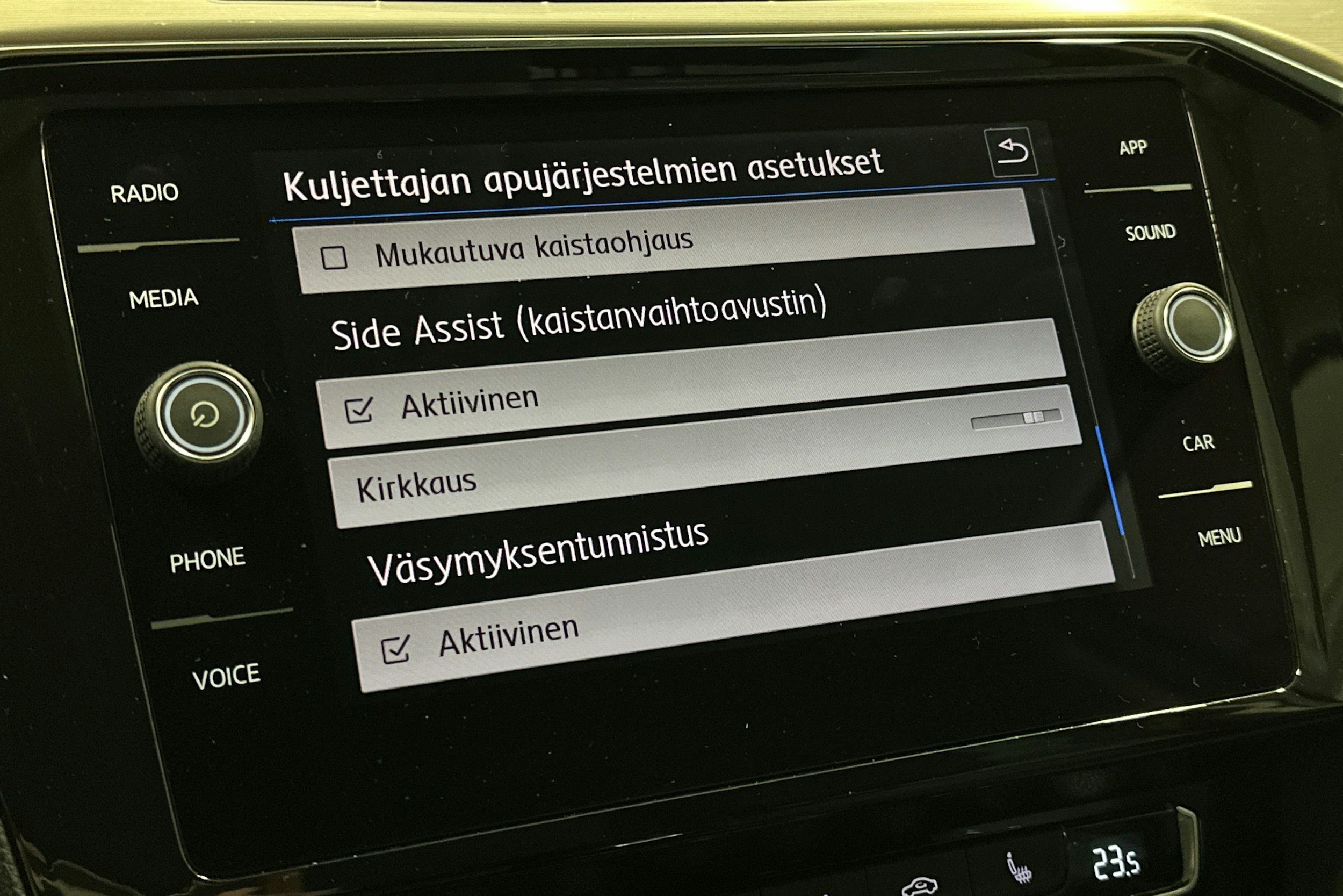 valkoinen Volkswagen Passat 2018 kuva 26.
