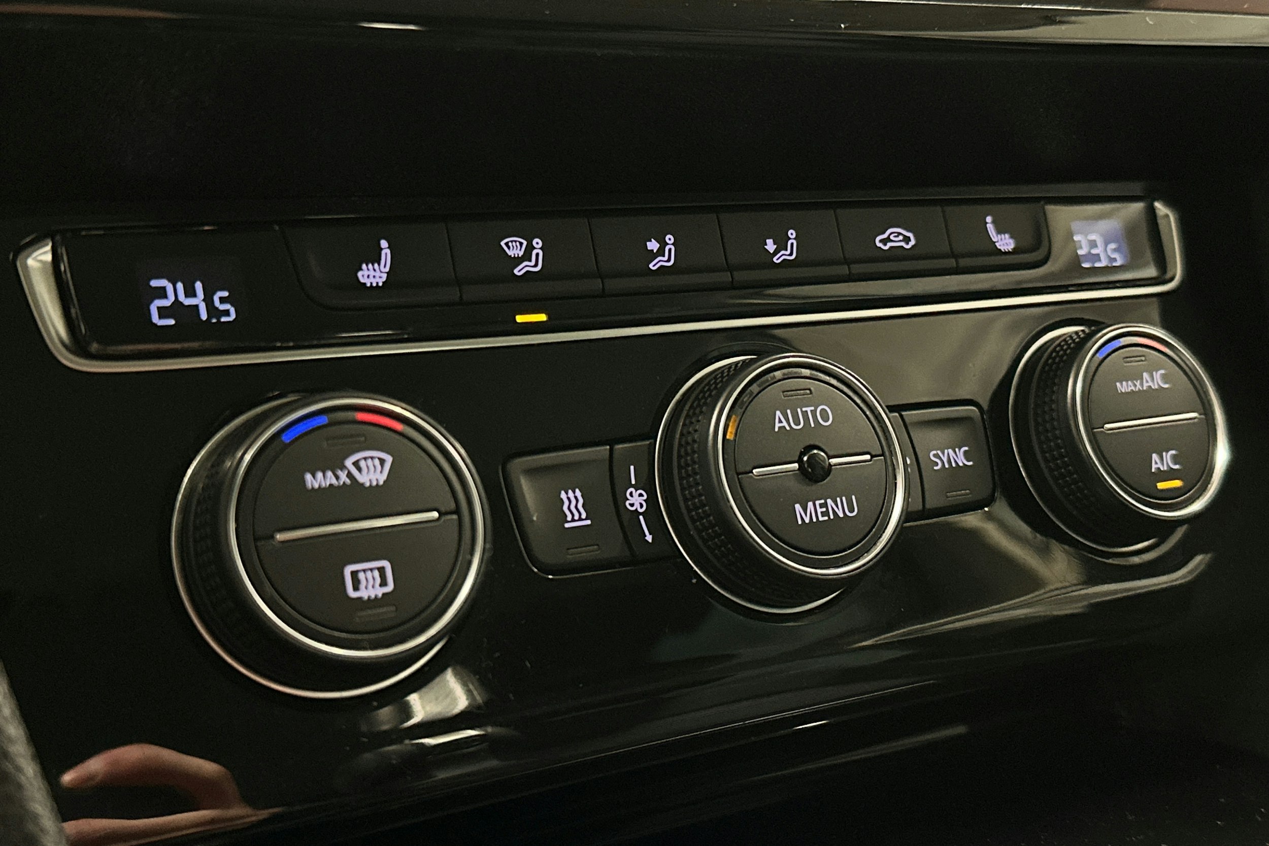 valkoinen Volkswagen Passat 2018 kuva 29.