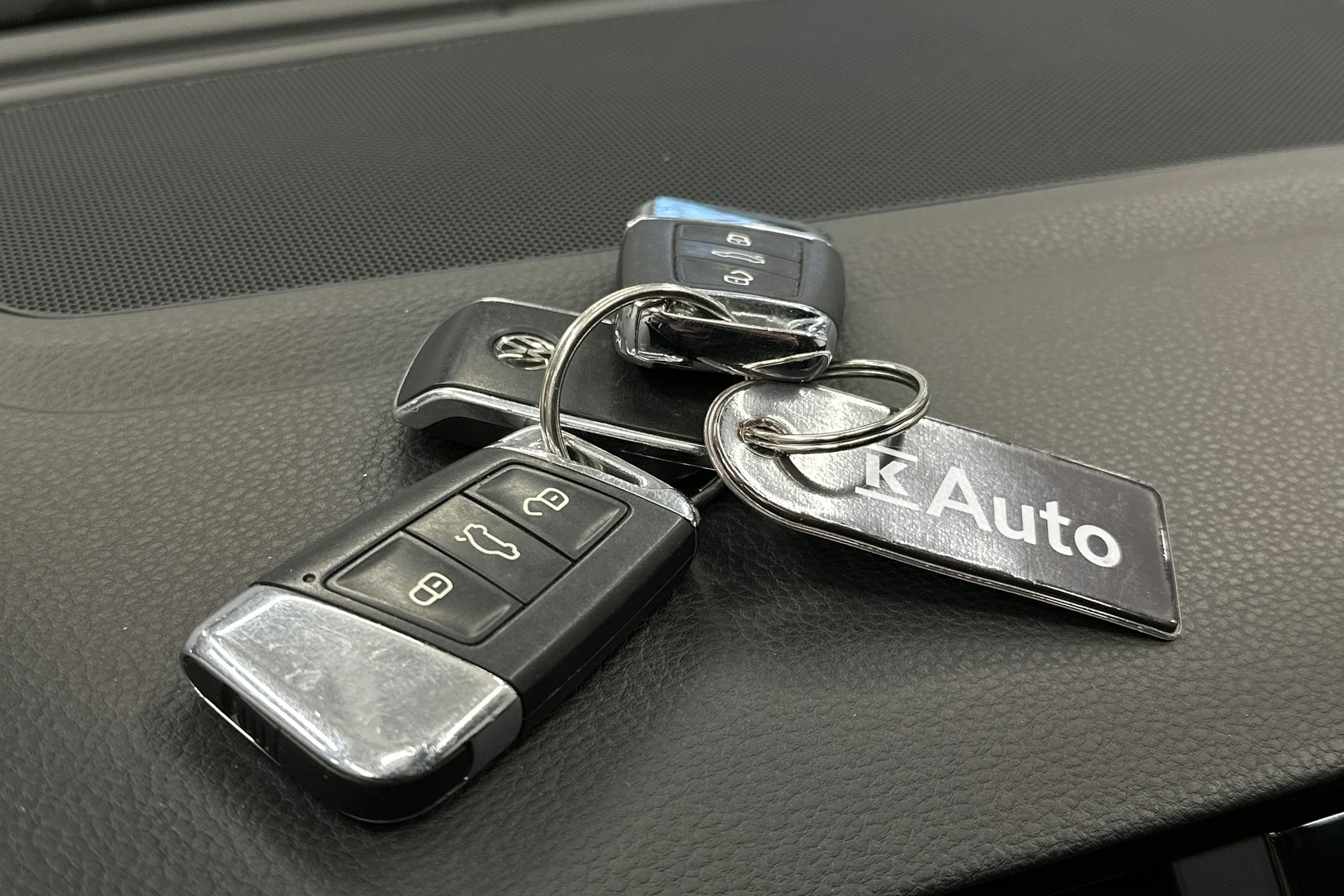 valkoinen Volkswagen Passat 2018 kuva 31.