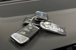 valkoinen Volkswagen Passat 2018 kuva 31.