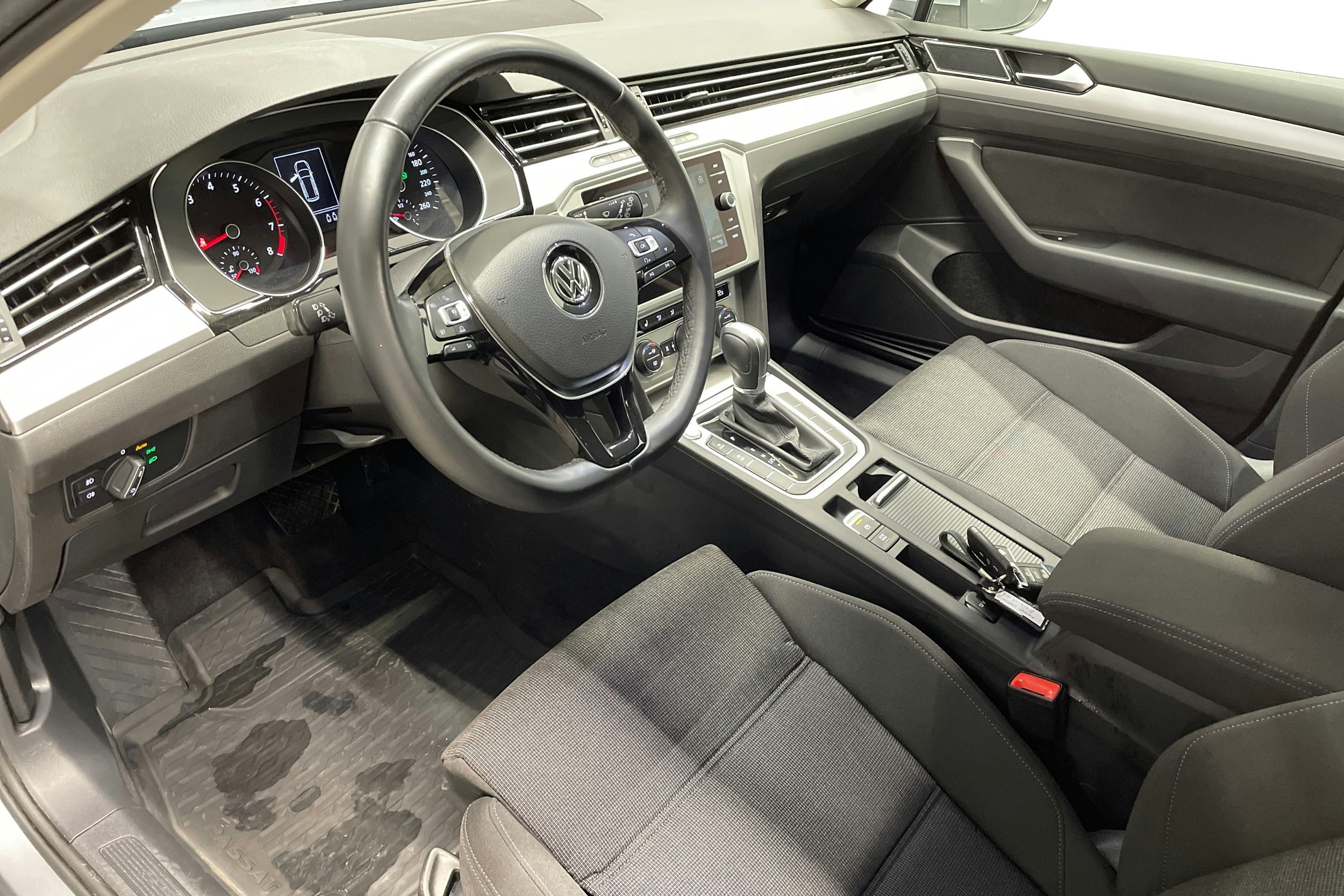 sininen Volkswagen Passat 2018 kuva 7.