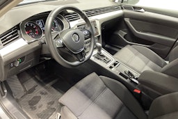 sininen Volkswagen Passat 2018 kuva 7.