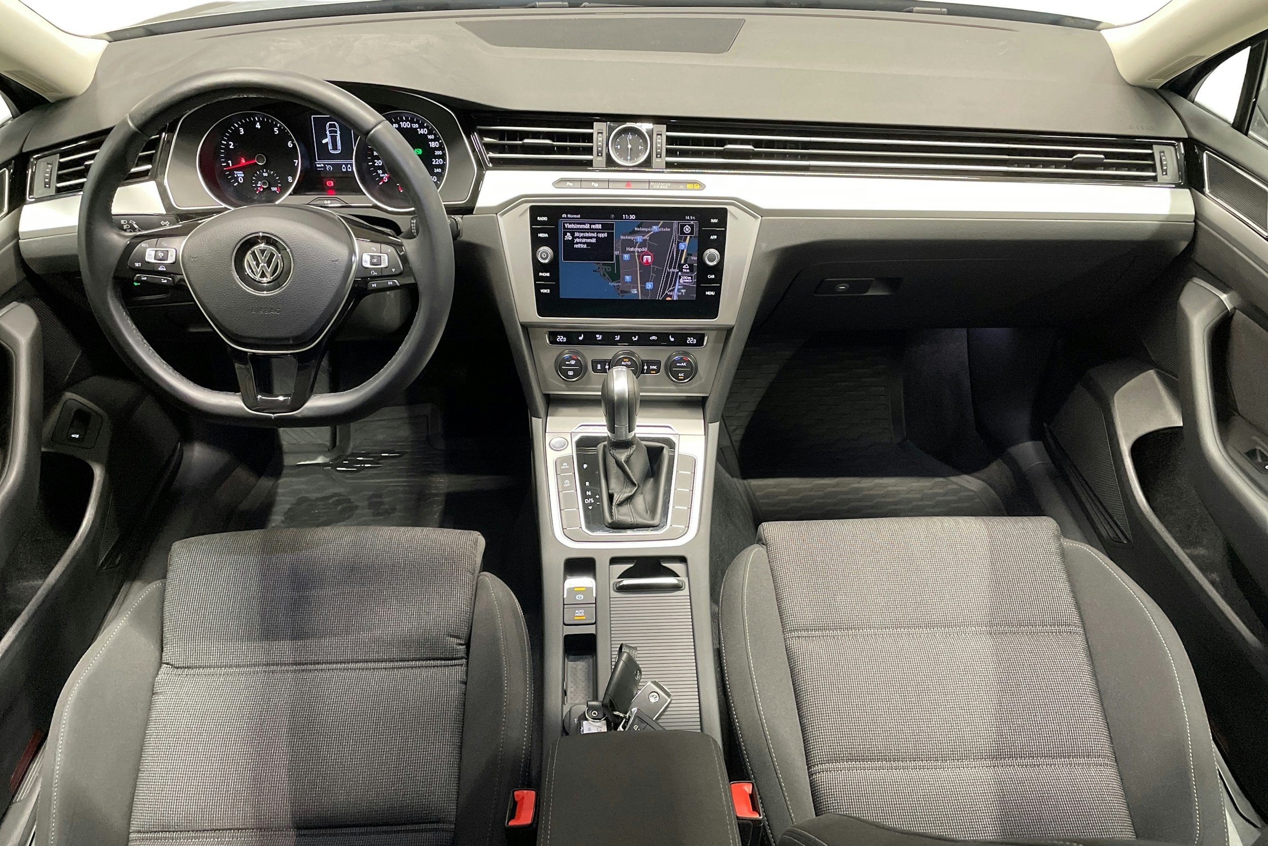 sininen Volkswagen Passat 2018 kuva 9.
