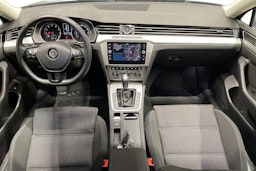sininen Volkswagen Passat 2018 kuva 9.