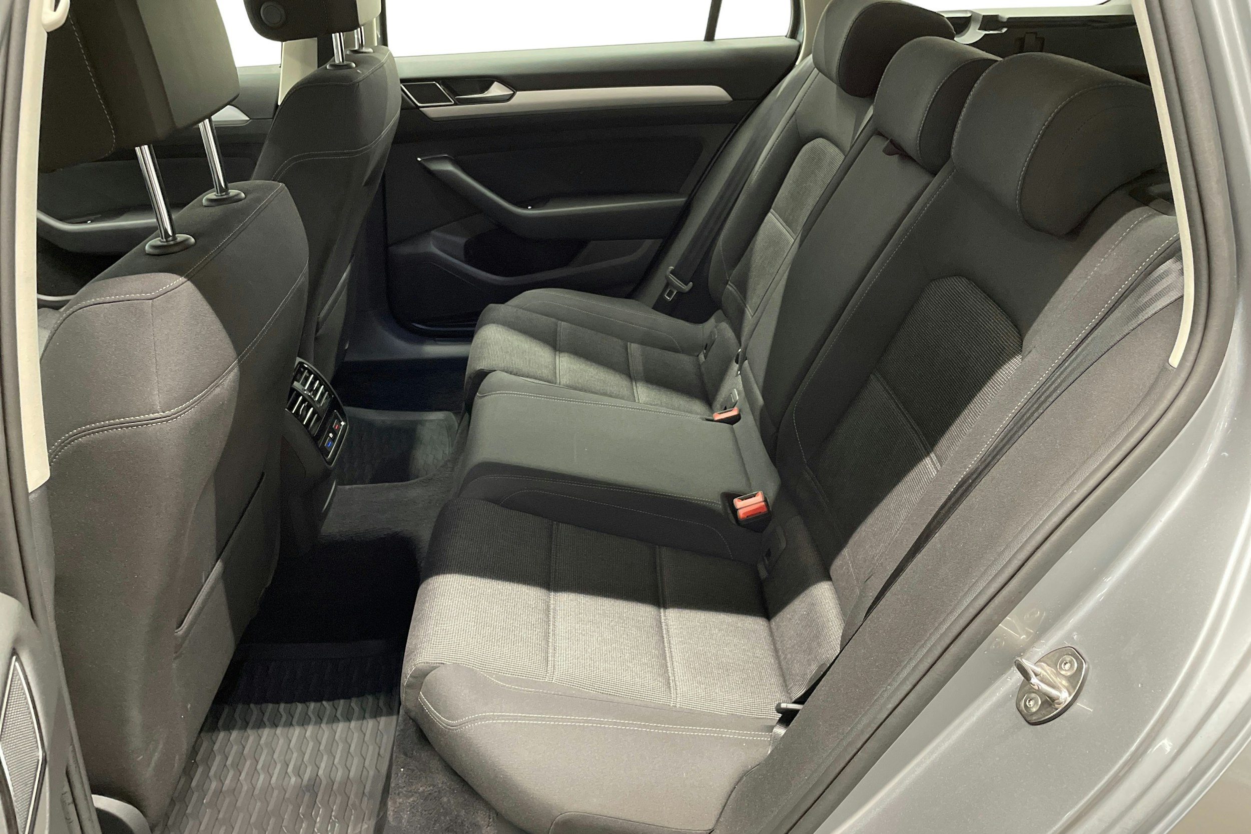 sininen Volkswagen Passat 2018 kuva 10.
