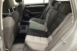 sininen Volkswagen Passat 2018 kuva 10.