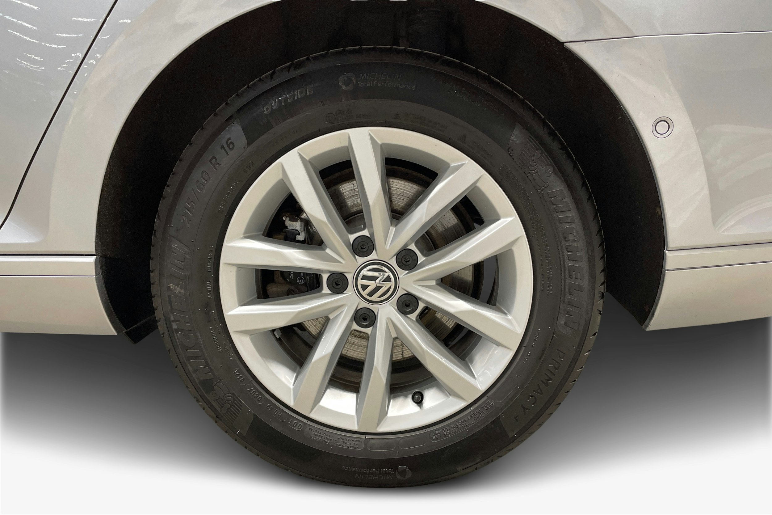 sininen Volkswagen Passat 2018 kuva 11.