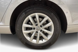 sininen Volkswagen Passat 2018 kuva 11.